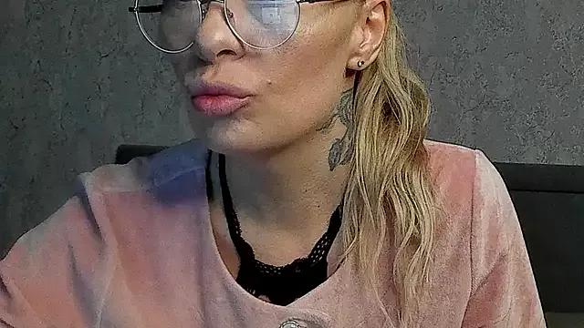 Iam_Moon from StripChat is Freechat