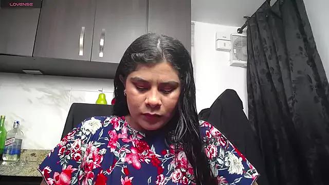 iniyalaboni from StripChat