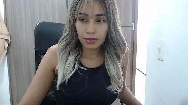 Explore our live girls sluts from our Custom and Multi clubs and checkout exclusive access to highly interactive content, such as shape, hair, titties, pussy type and many more.