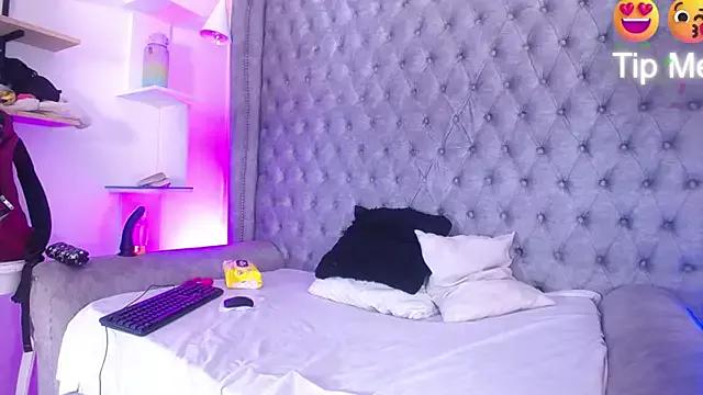 Explore our live girls sluts from our Custom and Multi clubs and checkout exclusive access to highly interactive content, such as shape, hair, titties, pussy type and many more.