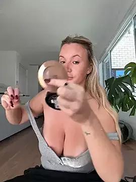 isisxoxx from StripChat