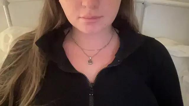 KaraLeee from StripChat is Freechat