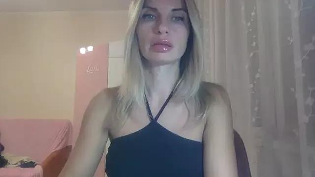 KarelliaStar from StripChat is Freechat