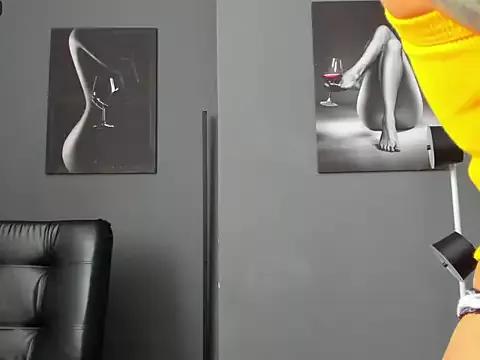 Explore our live girls sluts from our Custom and Multi clubs and checkout exclusive access to highly interactive content, such as shape, hair, titties, pussy type and many more.