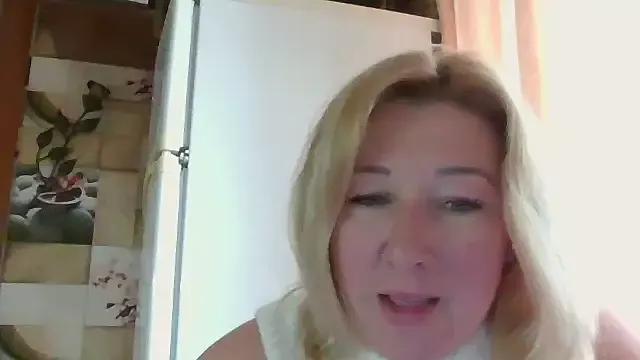 KarolinaLoverxq from StripChat is Freechat