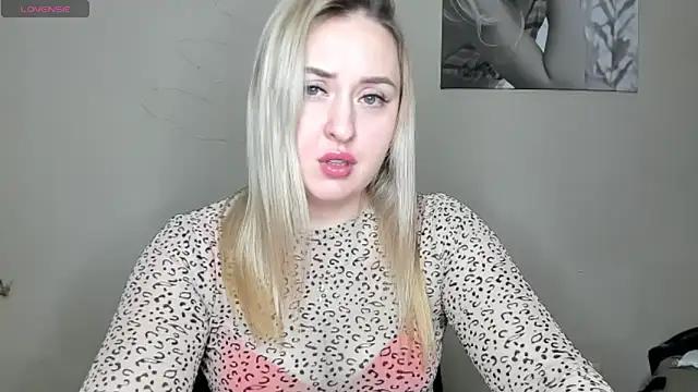 KennaJamess8 from StripChat