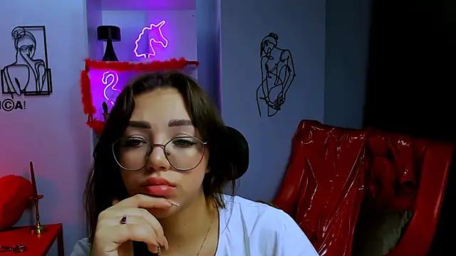 kiki_swan from StripChat