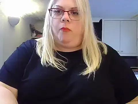 Kinkyhousewife83 from StripChat