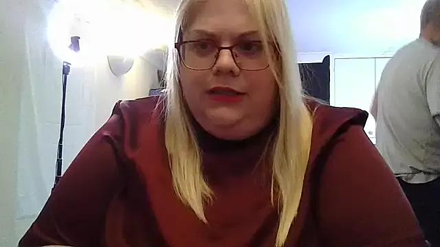 Kinkyhousewife83 from StripChat