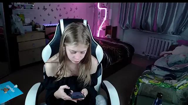 Kira_honeyy from StripChat is Freechat