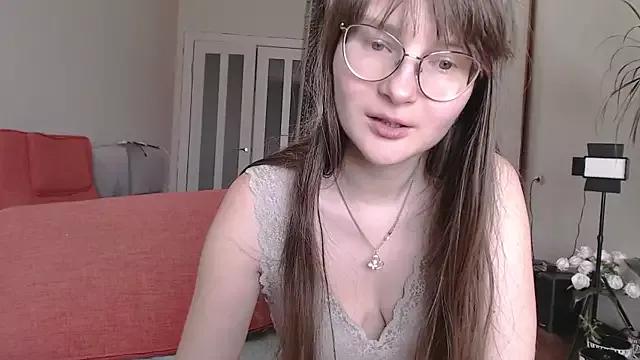 KiraGoldens from StripChat is Freechat