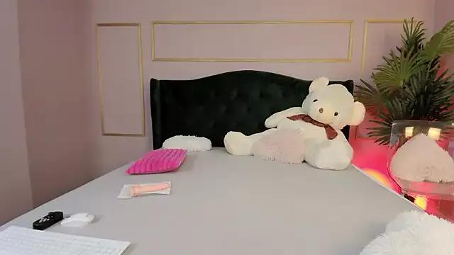 Explore our live girls sluts from our Custom and Multi clubs and checkout exclusive access to highly interactive content, such as shape, hair, titties, pussy type and many more.