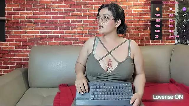 Explore our live girls sluts from our Custom and Multi clubs and checkout exclusive access to highly interactive content, such as shape, hair, titties, pussy type and many more.
