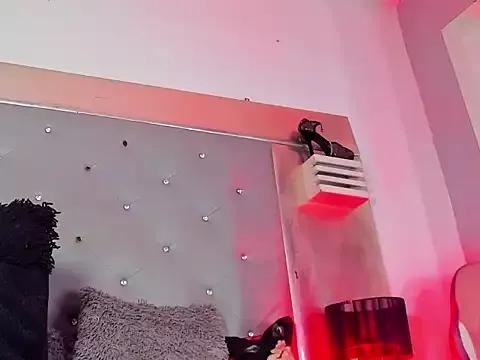 kristalQueen from StripChat is Freechat