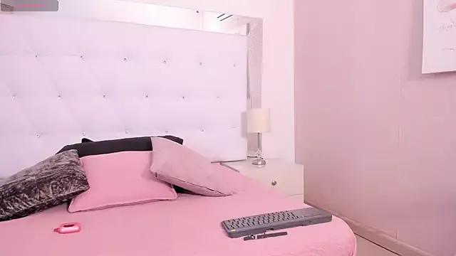 Explore our live girls sluts from our Custom and Multi clubs and checkout exclusive access to highly interactive content, such as shape, hair, titties, pussy type and many more.