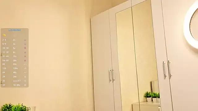 La_L_U_N_E from StripChat