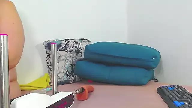 Explore our live girls sluts from our Custom and Multi clubs and checkout exclusive access to highly interactive content, such as shape, hair, titties, pussy type and many more.
