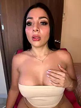 laemmarouse from StripChat is Freechat