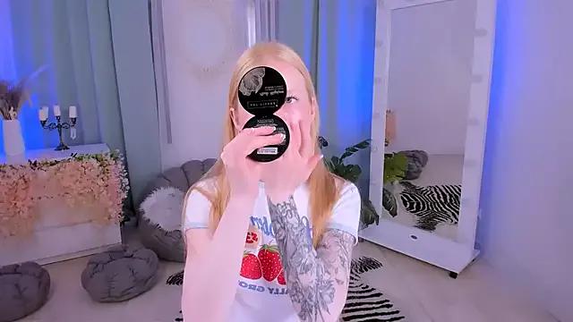 Laly_Peach from StripChat