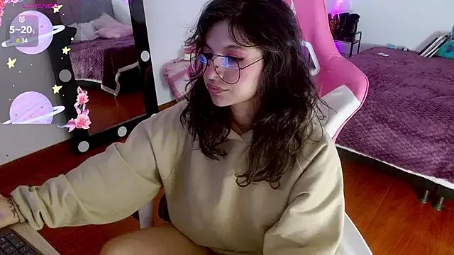 larah_uwu from StripChat is Freechat