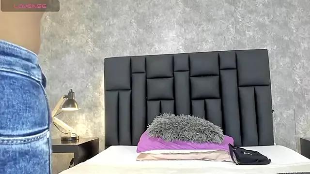 Explore our live girls sluts from our Custom and Multi clubs and checkout exclusive access to highly interactive content, such as shape, hair, titties, pussy type and many more.