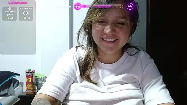 LauraReeves from StripChat is Freechat