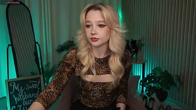 LauraWifeness from StripChat is Freechat