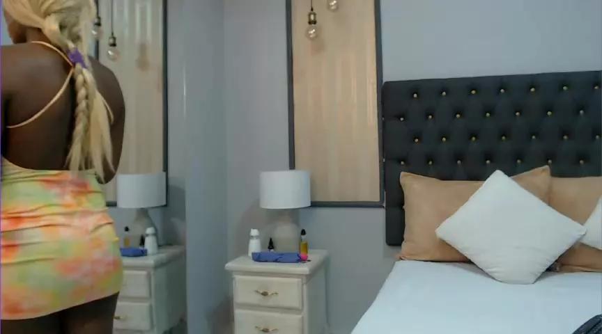 LeslieDaniels from StripChat