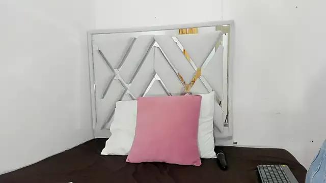 leslyylove from StripChat is Freechat