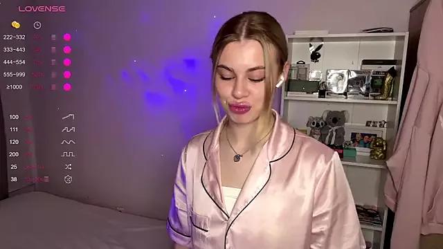 Lil_Elisa from StripChat is Freechat