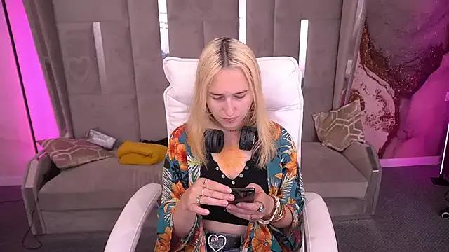 LilElfie from StripChat
