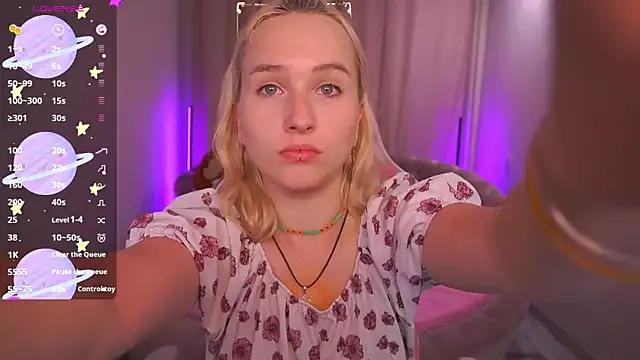 LilElfie from StripChat