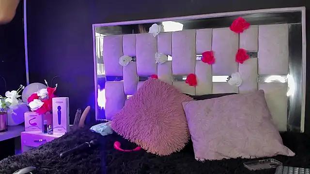 Explore our live girls sluts from our Custom and Multi clubs and checkout exclusive access to highly interactive content, such as shape, hair, titties, pussy type and many more.