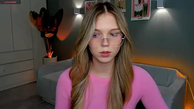 linakorvin from StripChat is Freechat