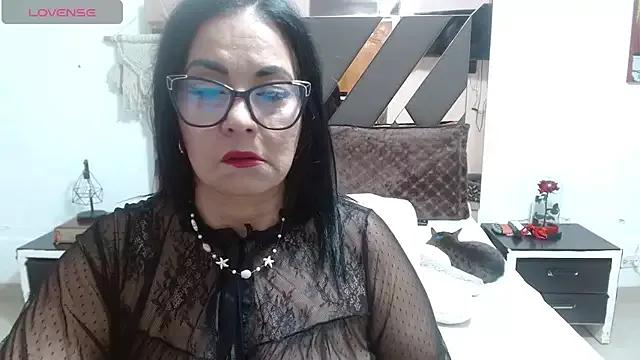 lindaesmeralda from StripChat is Freechat