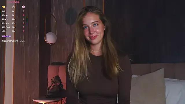 LoraineLuff webcams show profile image 