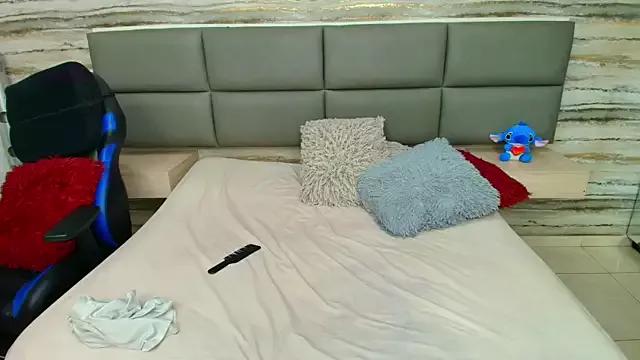 Explore our live girls sluts from our Custom and Multi clubs and checkout exclusive access to highly interactive content, such as shape, hair, titties, pussy type and many more.