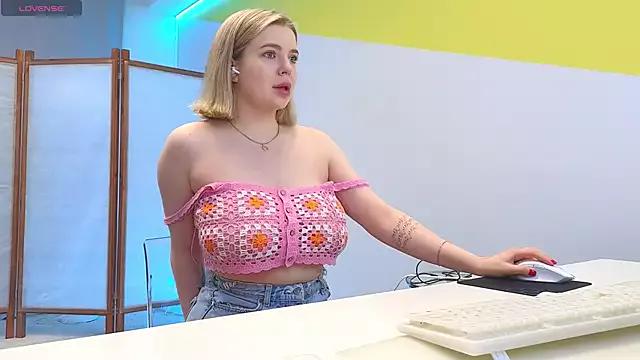 LovlyBambi from StripChat