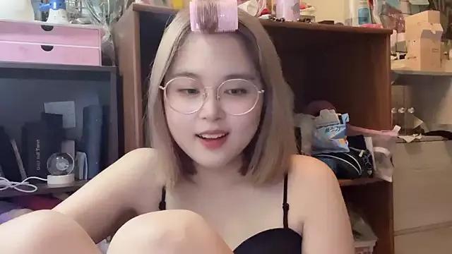 luna51888 from StripChat is Freechat