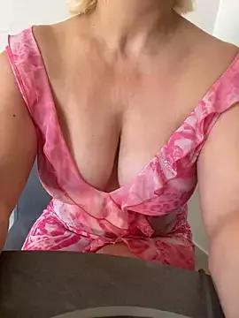 luna_14 from StripChat is Freechat