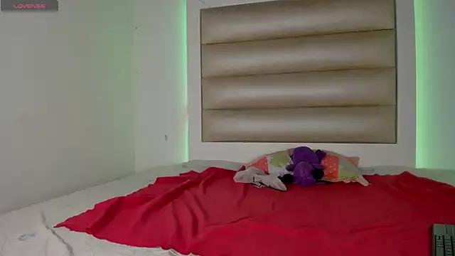 Luna_and_lindsy from StripChat is Freechat