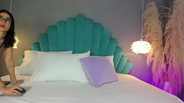 Explore our live girls sluts from our Custom and Multi clubs and checkout exclusive access to highly interactive content, such as shape, hair, titties, pussy type and many more.