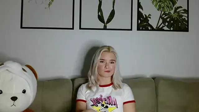 LunaBlush18 from StripChat is Freechat