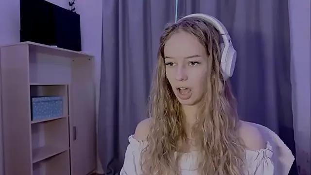 LunaCrave from StripChat is Freechat