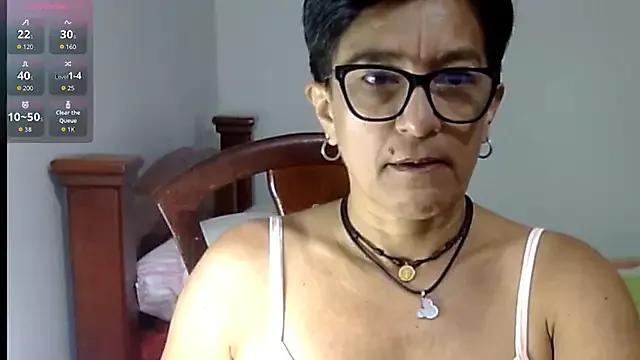 LunaLUVX from StripChat is Freechat