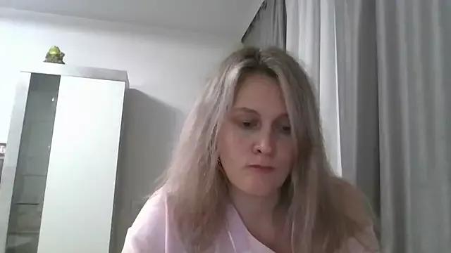 Lunaveli from StripChat is Freechat