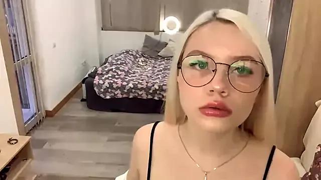 LupeLewitt from StripChat is Freechat