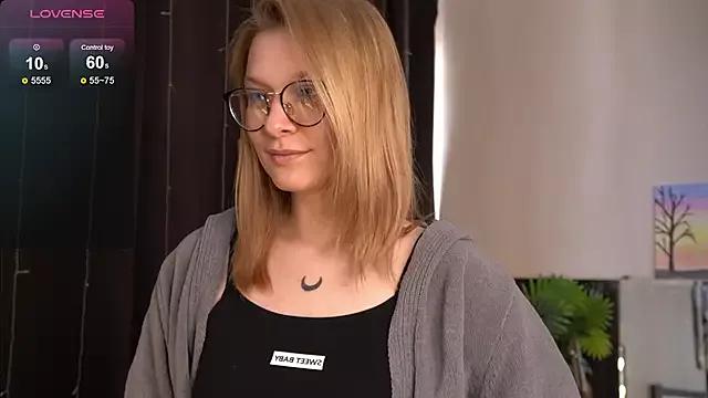 MaeEversley from StripChat is Freechat