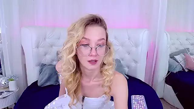 MaeLili from StripChat is Freechat