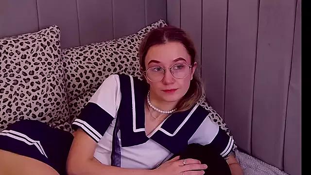 MaeLili from StripChat is Freechat